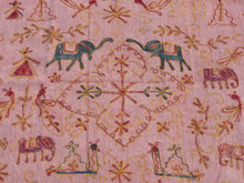 Carica l&#39;immagine nel visualizzatore di Gallery, Telo Indiano in cotone di colore rosa con ricamo mix color e filo oro. Può essere impiegato come copridivano, copriletto, tovaglia o tessuto da appendere a parete. Dimensioni 210x260cm
