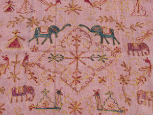 Telo Indiano in cotone di colore rosa con ricamo mix color e filo oro. Può essere impiegato come copridivano, copriletto, tovaglia o tessuto da appendere a parete. Dimensioni 210x260cm