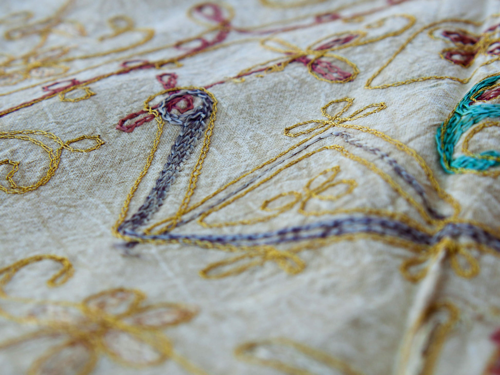 Telo Indiano beige cotone ricamato. Può essere impiegato come copridivano, copriletto, tovaglia o tessuto da appendere a parete. Dimensioni 260x210cm