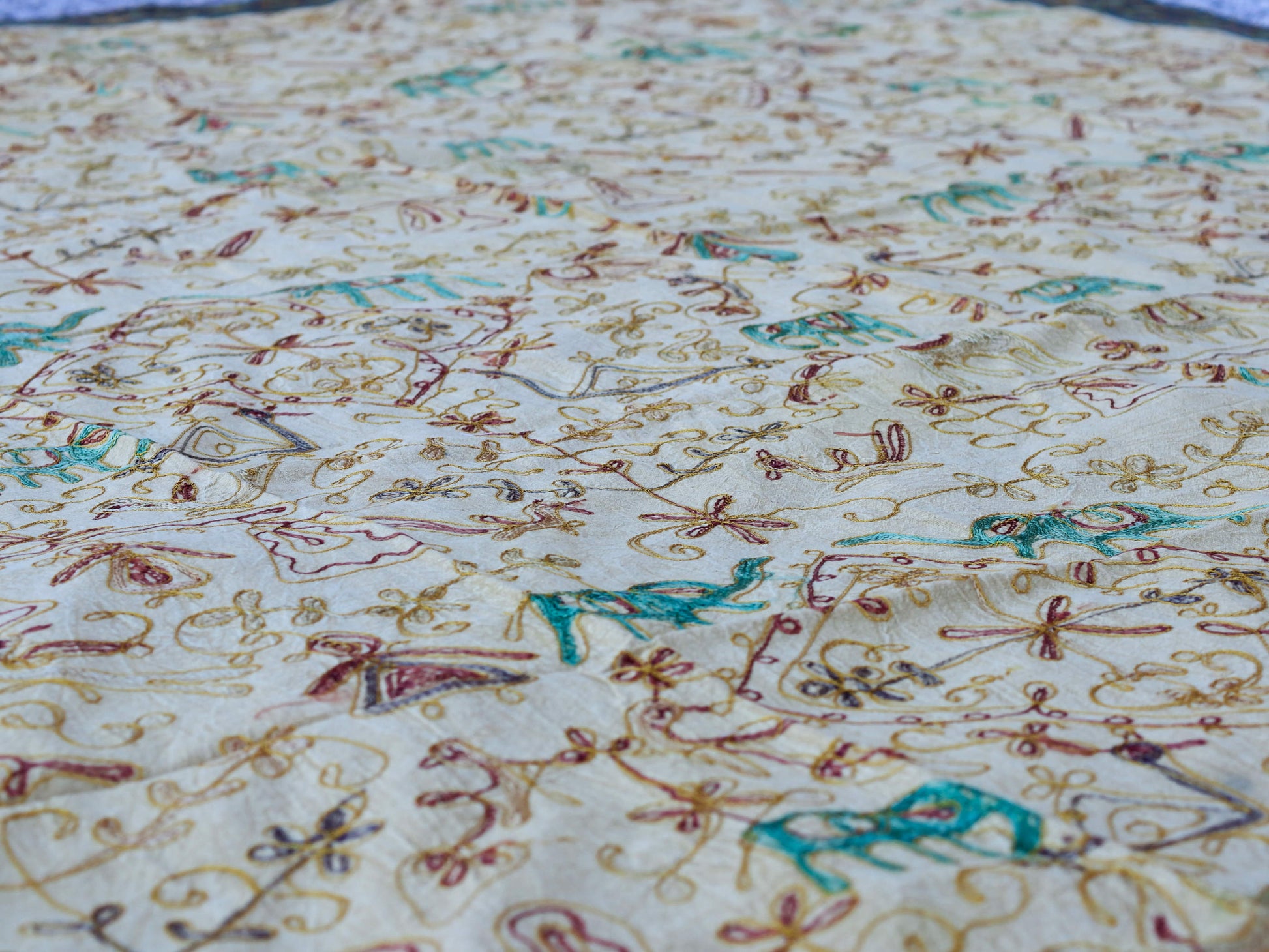 Telo Indiano beige cotone ricamato. Può essere impiegato come copridivano, copriletto, tovaglia o tessuto da appendere a parete. Dimensioni 260x210cm