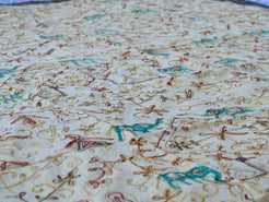 Telo Indiano beige cotone ricamato. Può essere impiegato come copridivano, copriletto, tovaglia o tessuto da appendere a parete. Dimensioni 260x210cm