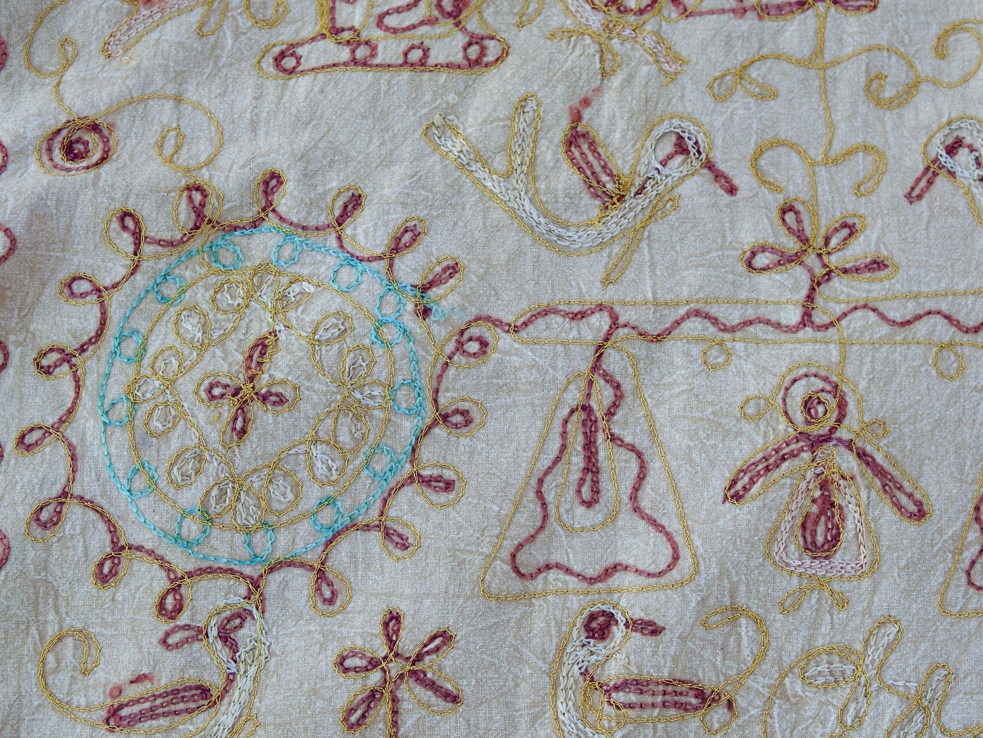Telo Indiano beige cotone ricamato. Può essere impiegato come copridivano, copriletto, tovaglia o tessuto da appendere a parete. Dimensioni 260x210cm