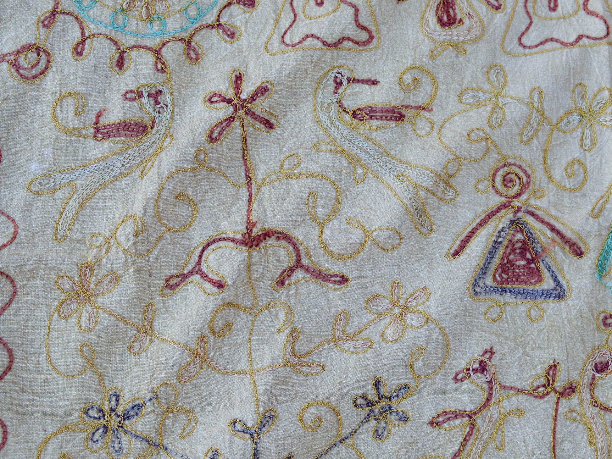 Telo Indiano beige cotone ricamato. Può essere impiegato come copridivano, copriletto, tovaglia o tessuto da appendere a parete. Dimensioni 260x210cm