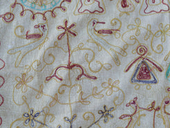 Telo Indiano beige cotone ricamato. Può essere impiegato come copridivano, copriletto, tovaglia o tessuto da appendere a parete. Dimensioni 260x210cm