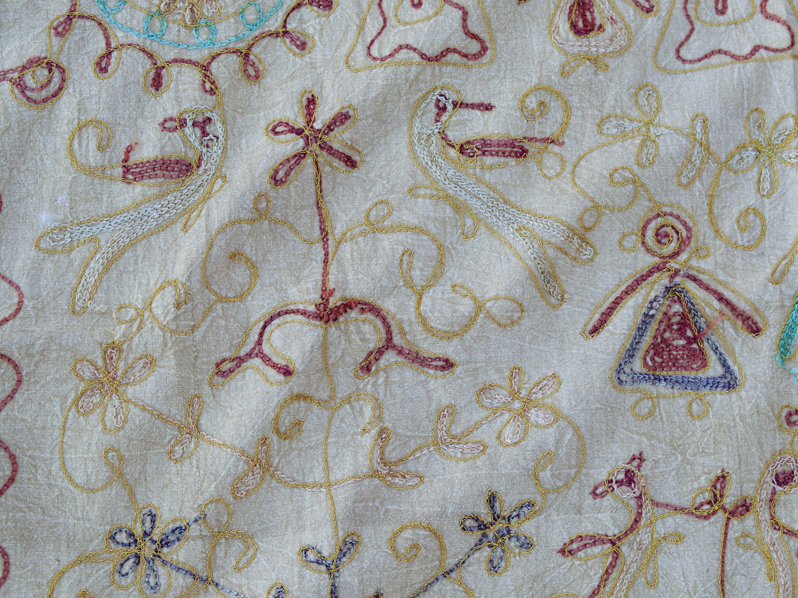 Telo Indiano beige cotone ricamato. Può essere impiegato come copridivano, copriletto, tovaglia o tessuto da appendere a parete. Dimensioni 260x210cm