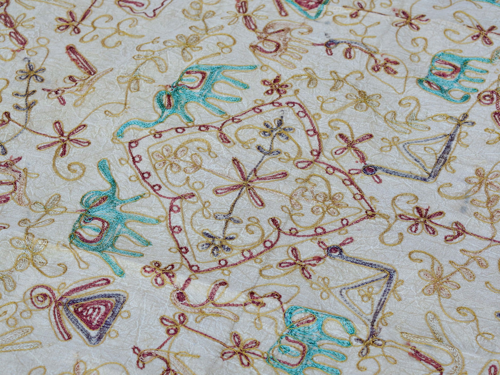 Telo Indiano beige cotone ricamato. Può essere impiegato come copridivano, copriletto, tovaglia o tessuto da appendere a parete. Dimensioni 260x210cm