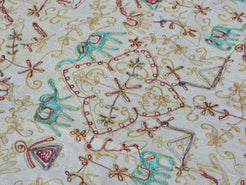 Telo Indiano beige cotone ricamato. Può essere impiegato come copridivano, copriletto, tovaglia o tessuto da appendere a parete. Dimensioni 260x210cm