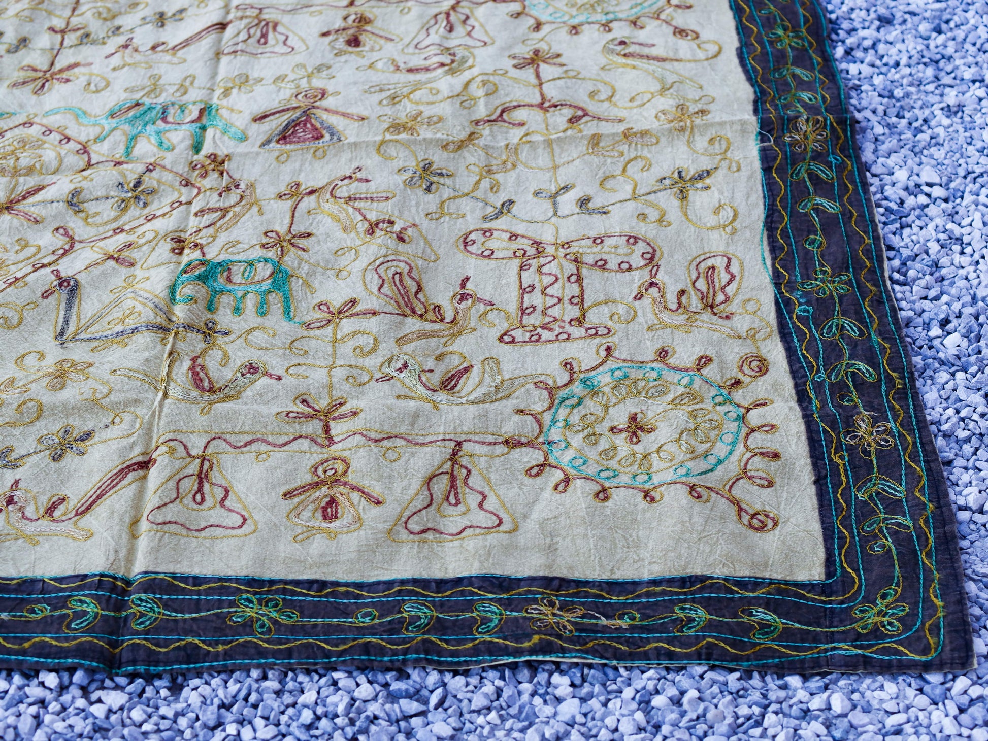 Telo Indiano beige cotone ricamato. Può essere impiegato come copridivano, copriletto, tovaglia o tessuto da appendere a parete. Dimensioni 260x210cm