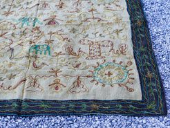 Telo Indiano beige cotone ricamato. Può essere impiegato come copridivano, copriletto, tovaglia o tessuto da appendere a parete. Dimensioni 260x210cm