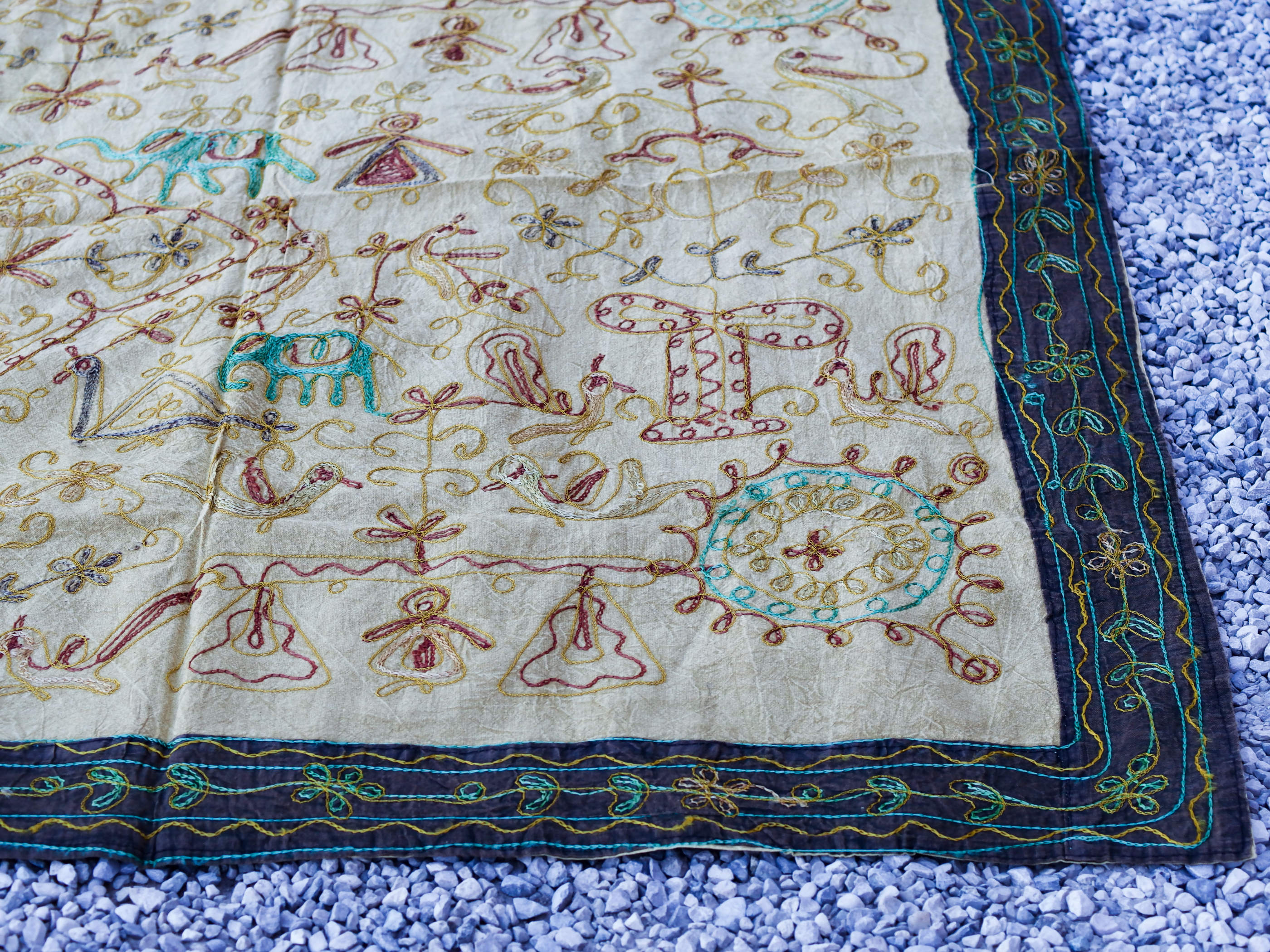 Telo Indiano beige cotone ricamato. Può essere impiegato come copridivano, copriletto, tovaglia o tessuto da appendere a parete. Dimensioni 260x210cm