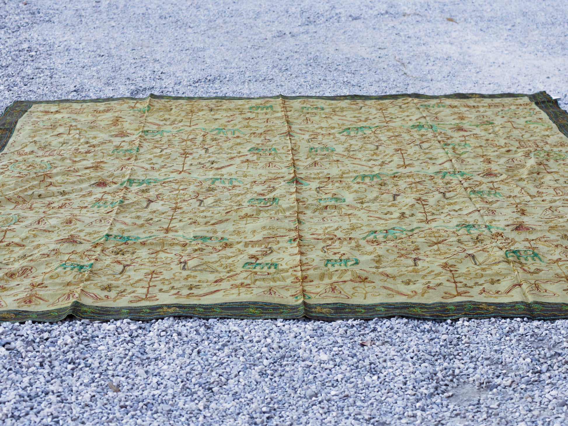 Telo Indiano beige cotone ricamato. Può essere impiegato come copridivano, copriletto, tovaglia o tessuto da appendere a parete. Dimensioni 260x210cm