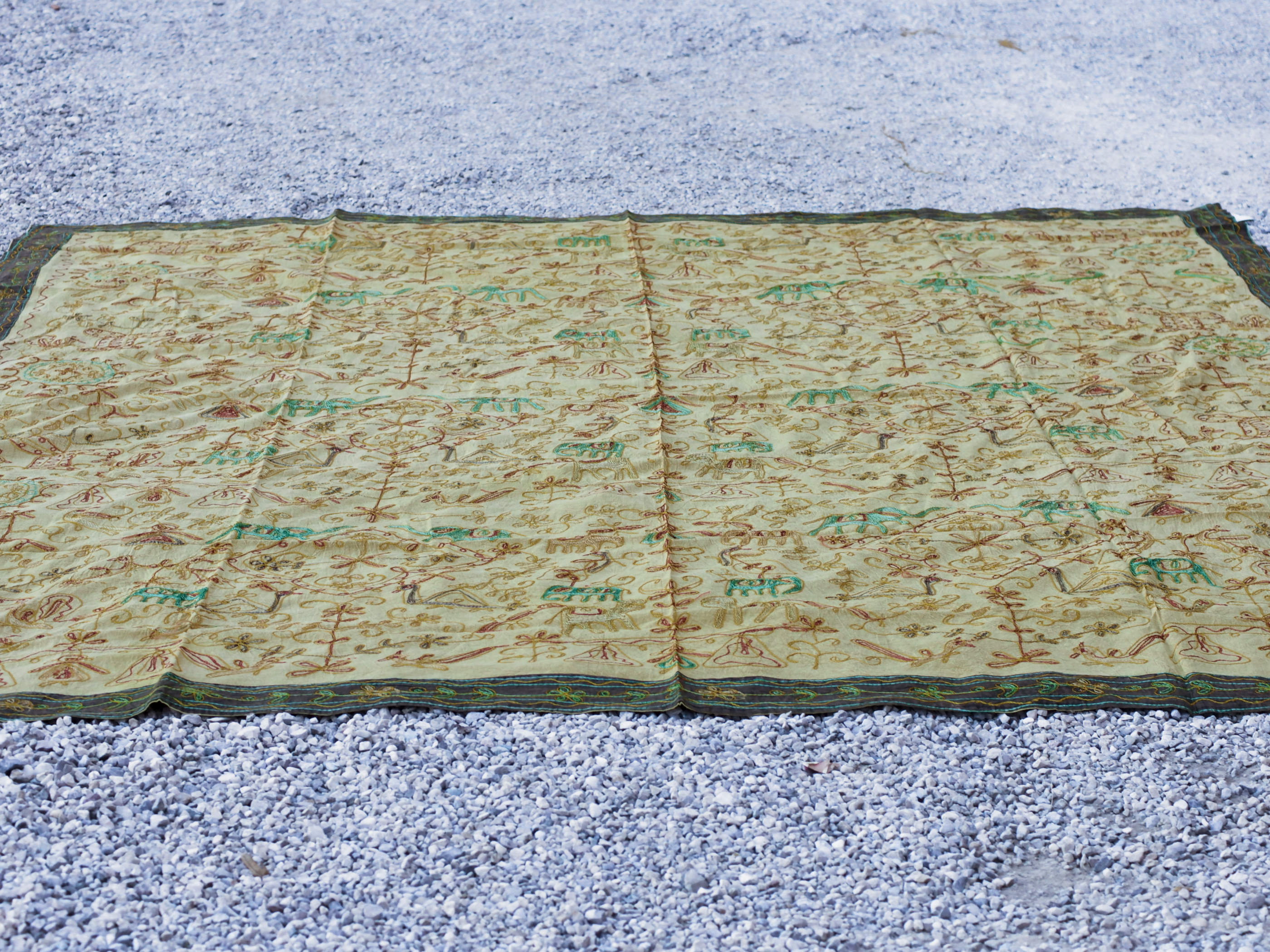 Telo Indiano beige cotone ricamato. Può essere impiegato come copridivano, copriletto, tovaglia o tessuto da appendere a parete. Dimensioni 260x210cm