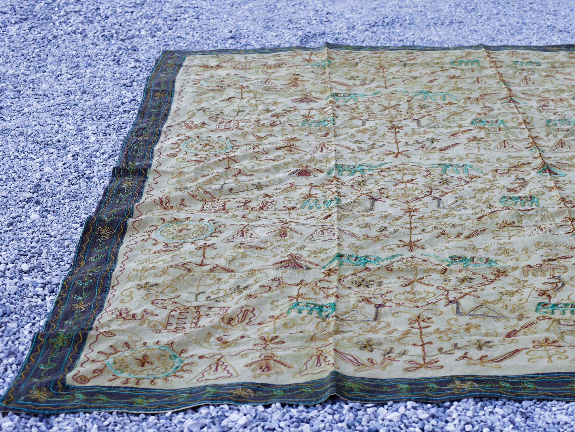 Telo Indiano beige cotone ricamato. Può essere impiegato come copridivano, copriletto, tovaglia o tessuto da appendere a parete. Dimensioni 260x210cm