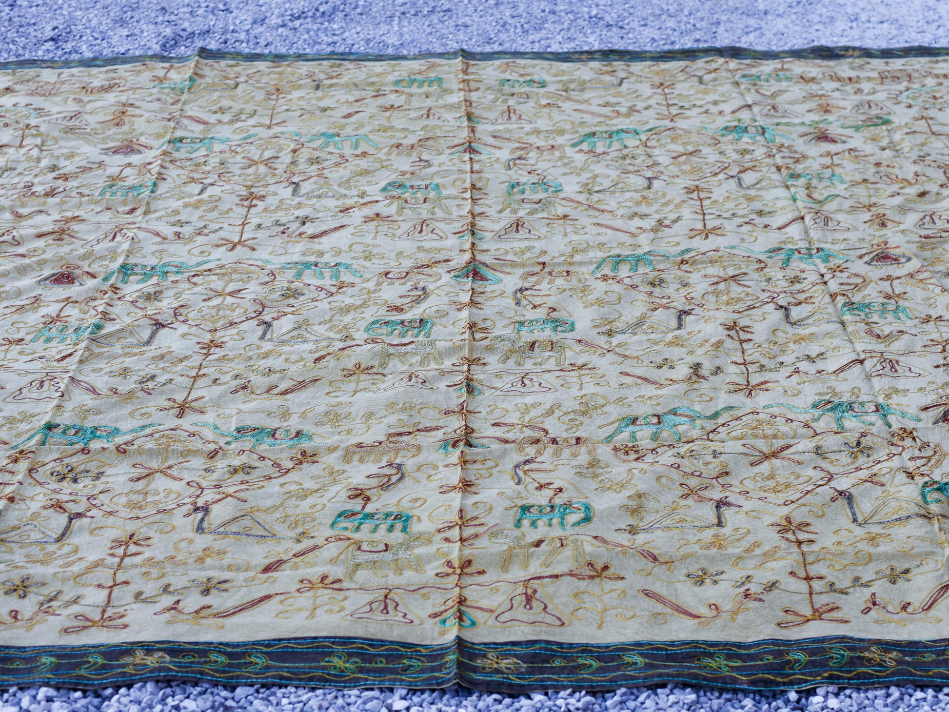 Telo Indiano beige cotone ricamato. Può essere impiegato come copridivano, copriletto, tovaglia o tessuto da appendere a parete. Dimensioni 260x210cm