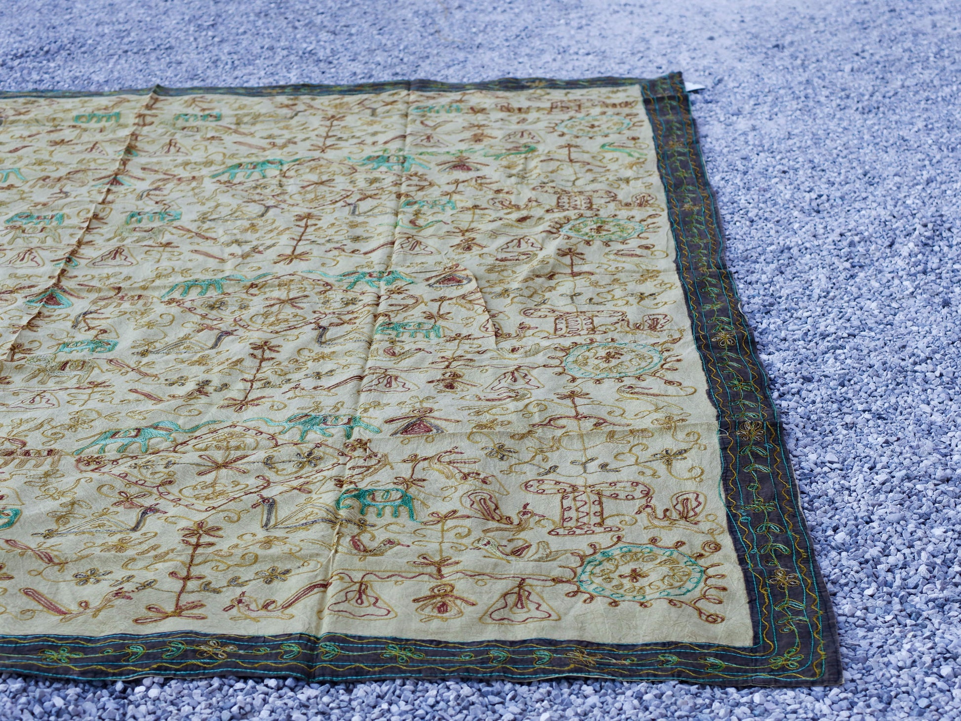 Telo Indiano beige cotone ricamato. Può essere impiegato come copridivano, copriletto, tovaglia o tessuto da appendere a parete. Dimensioni 260x210cm