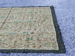 Telo Indiano beige cotone ricamato. Può essere impiegato come copridivano, copriletto, tovaglia o tessuto da appendere a parete. Dimensioni 260x210cm