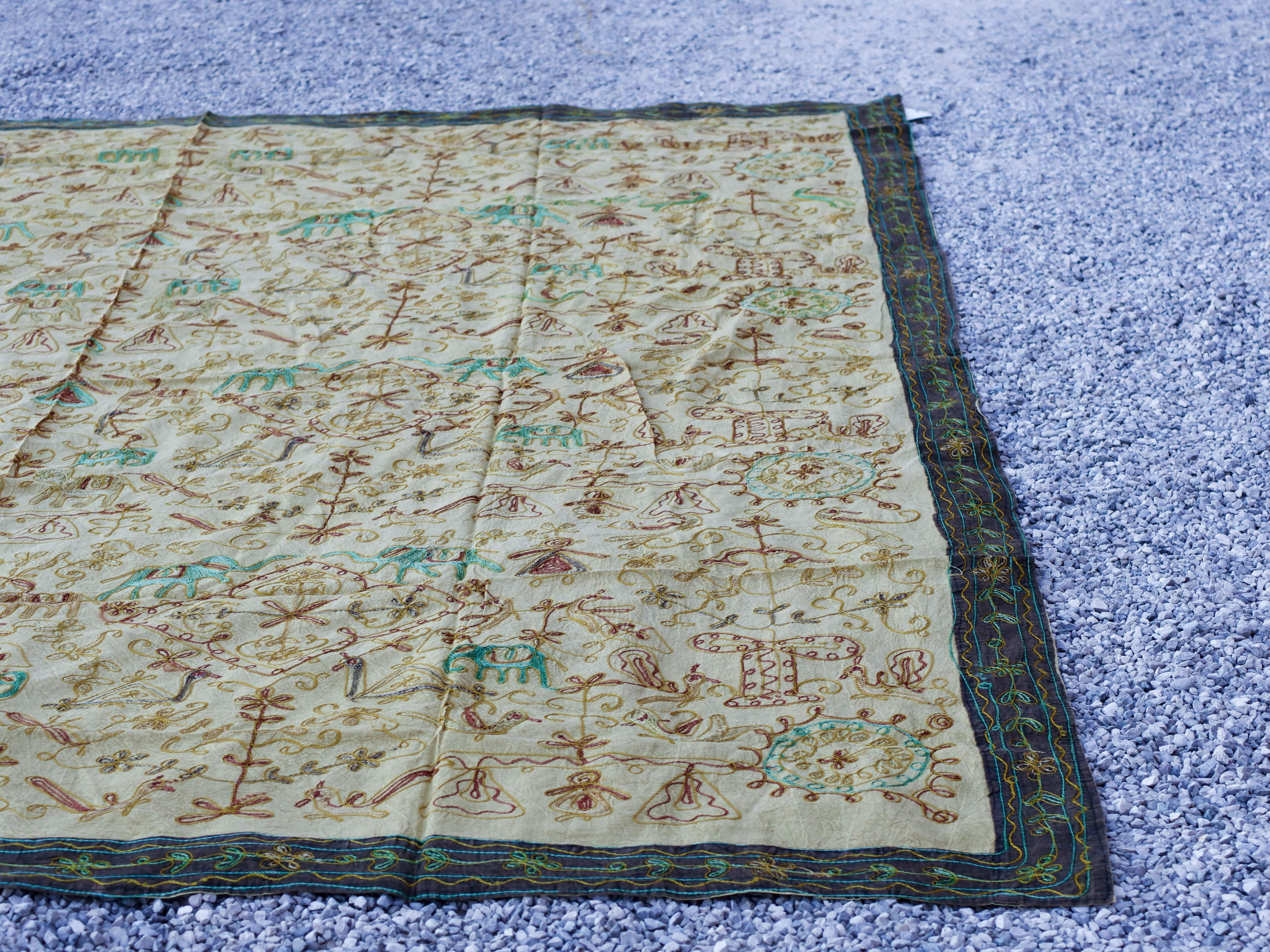 Telo Indiano beige cotone ricamato. Può essere impiegato come copridivano, copriletto, tovaglia o tessuto da appendere a parete. Dimensioni 260x210cm