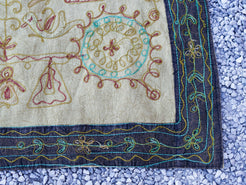 Telo Indiano beige cotone ricamato. Può essere impiegato come copridivano, copriletto, tovaglia o tessuto da appendere a parete. Dimensioni 260x210cm