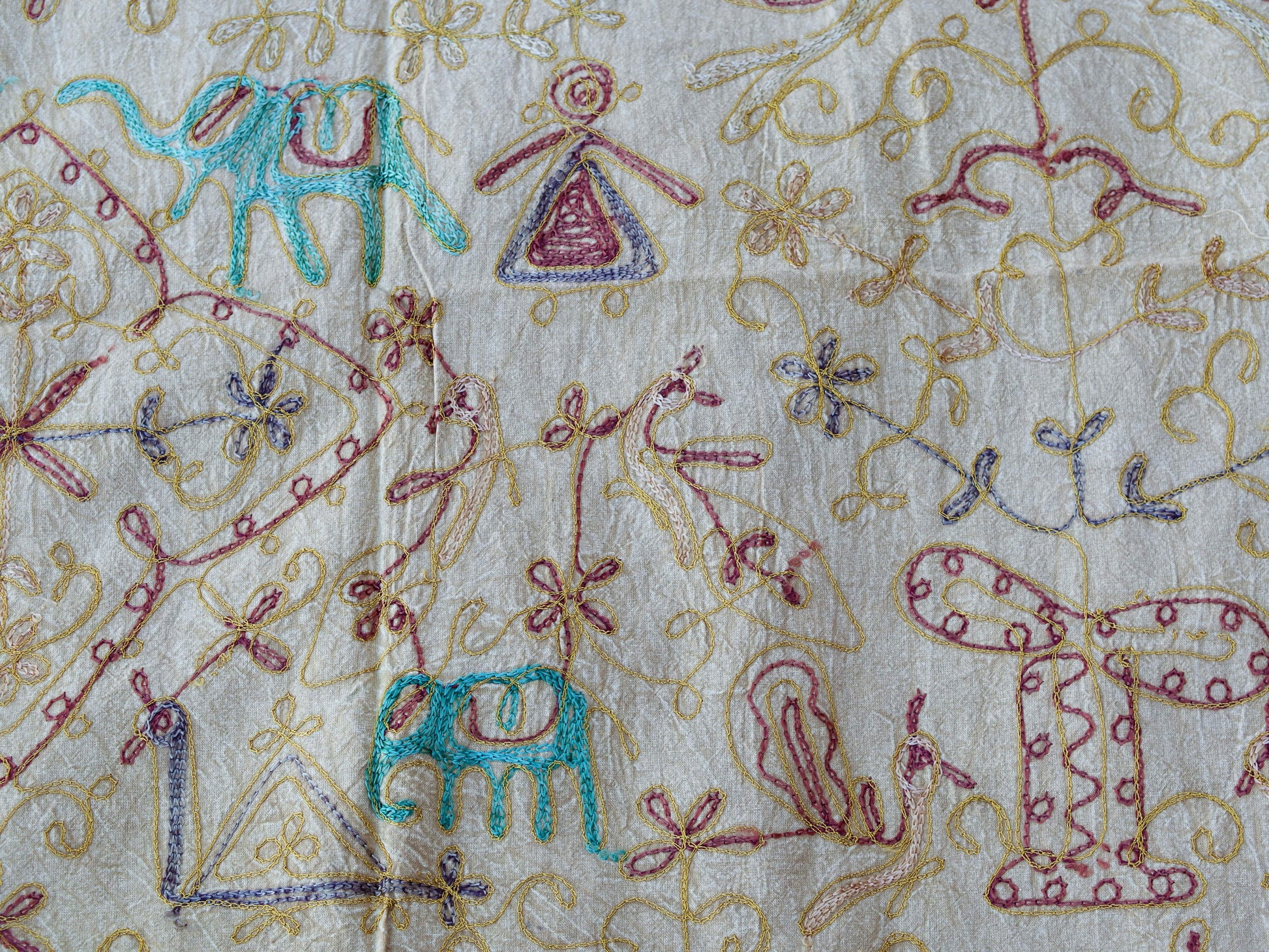 Telo Indiano beige cotone ricamato. Può essere impiegato come copridivano, copriletto, tovaglia o tessuto da appendere a parete. Dimensioni 260x210cm