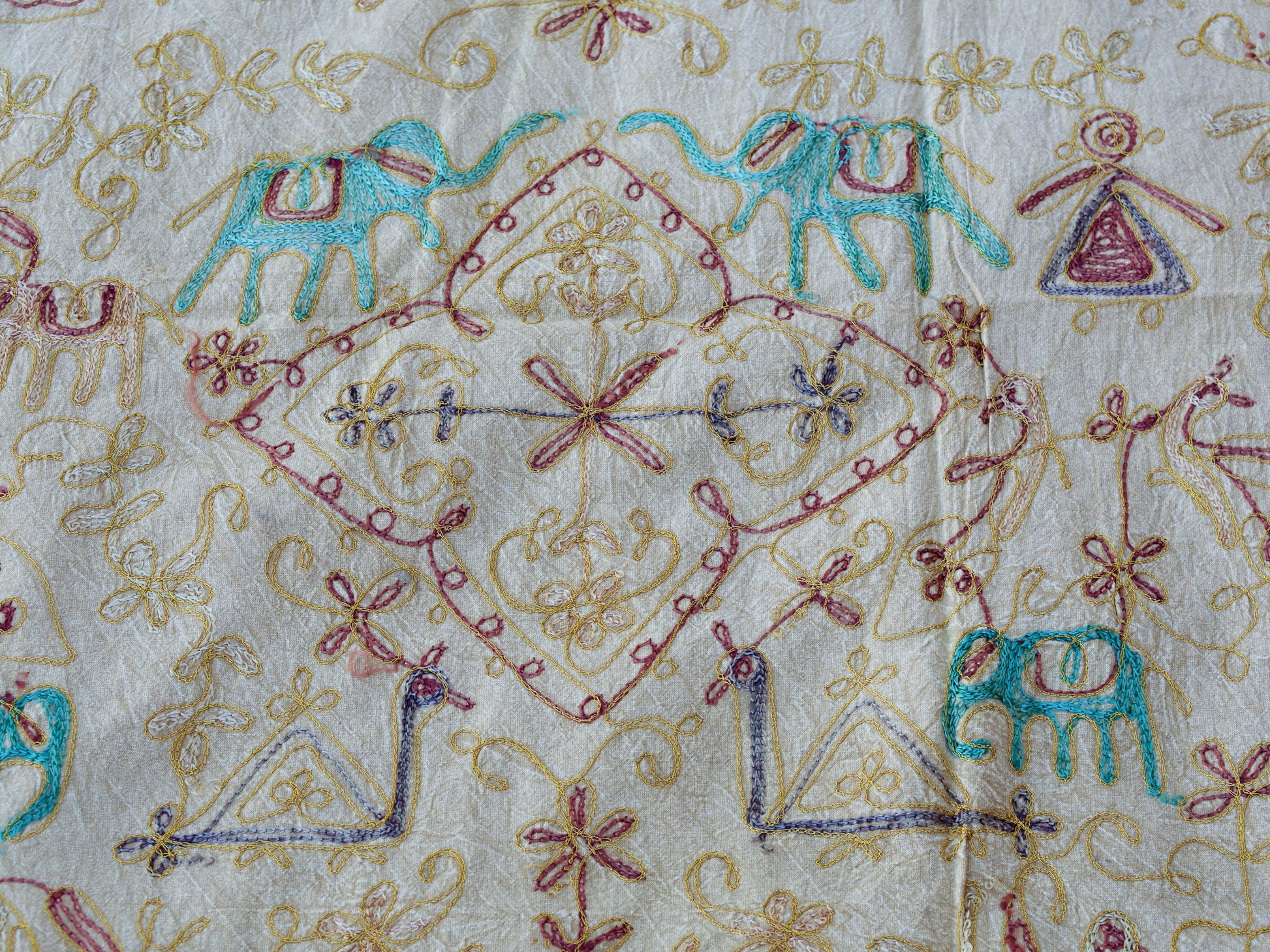 Telo Indiano beige cotone ricamato. Può essere impiegato come copridivano, copriletto, tovaglia o tessuto da appendere a parete. Dimensioni 260x210cm