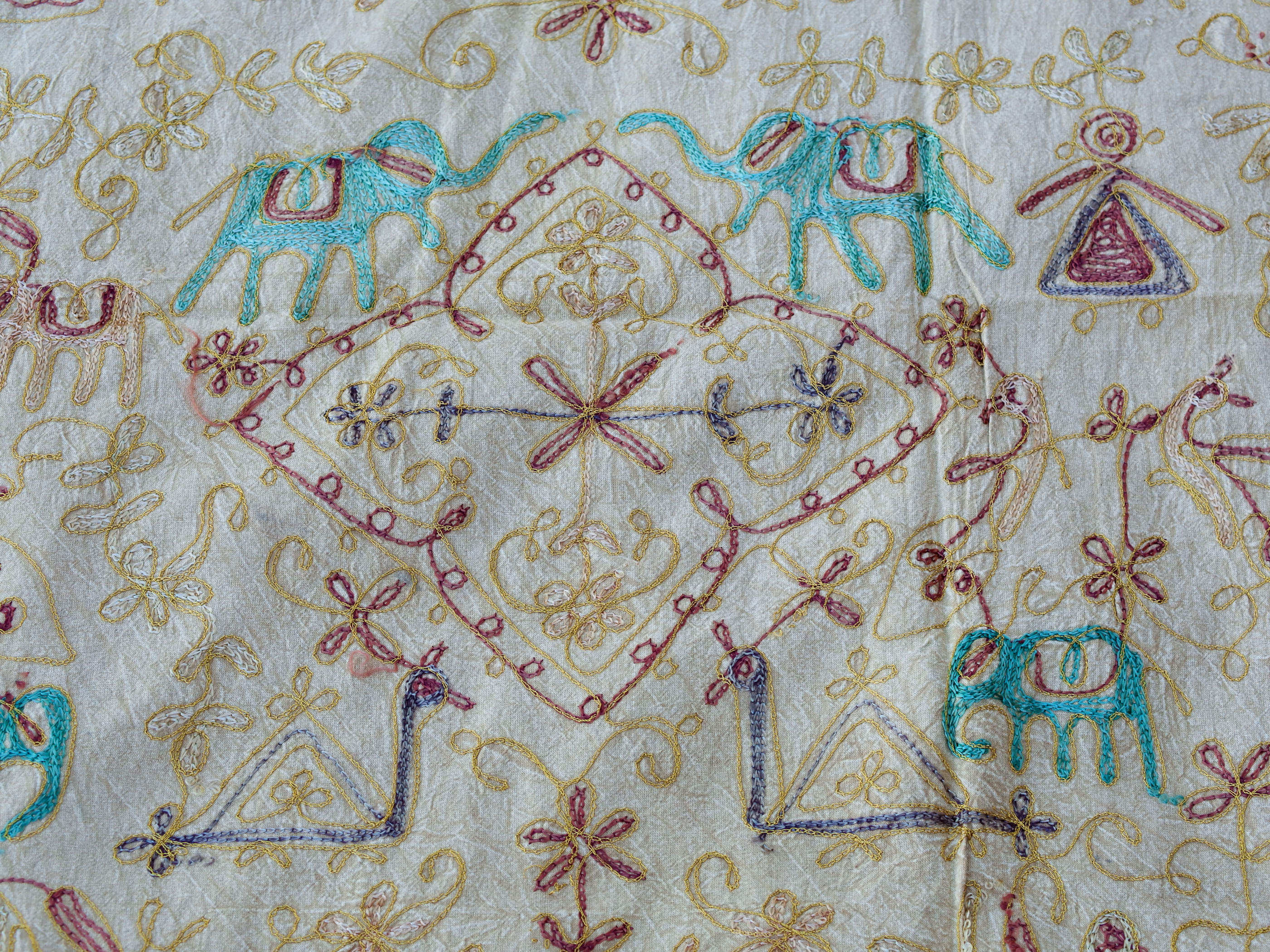 Telo Indiano beige cotone ricamato. Può essere impiegato come copridivano, copriletto, tovaglia o tessuto da appendere a parete. Dimensioni 260x210cm