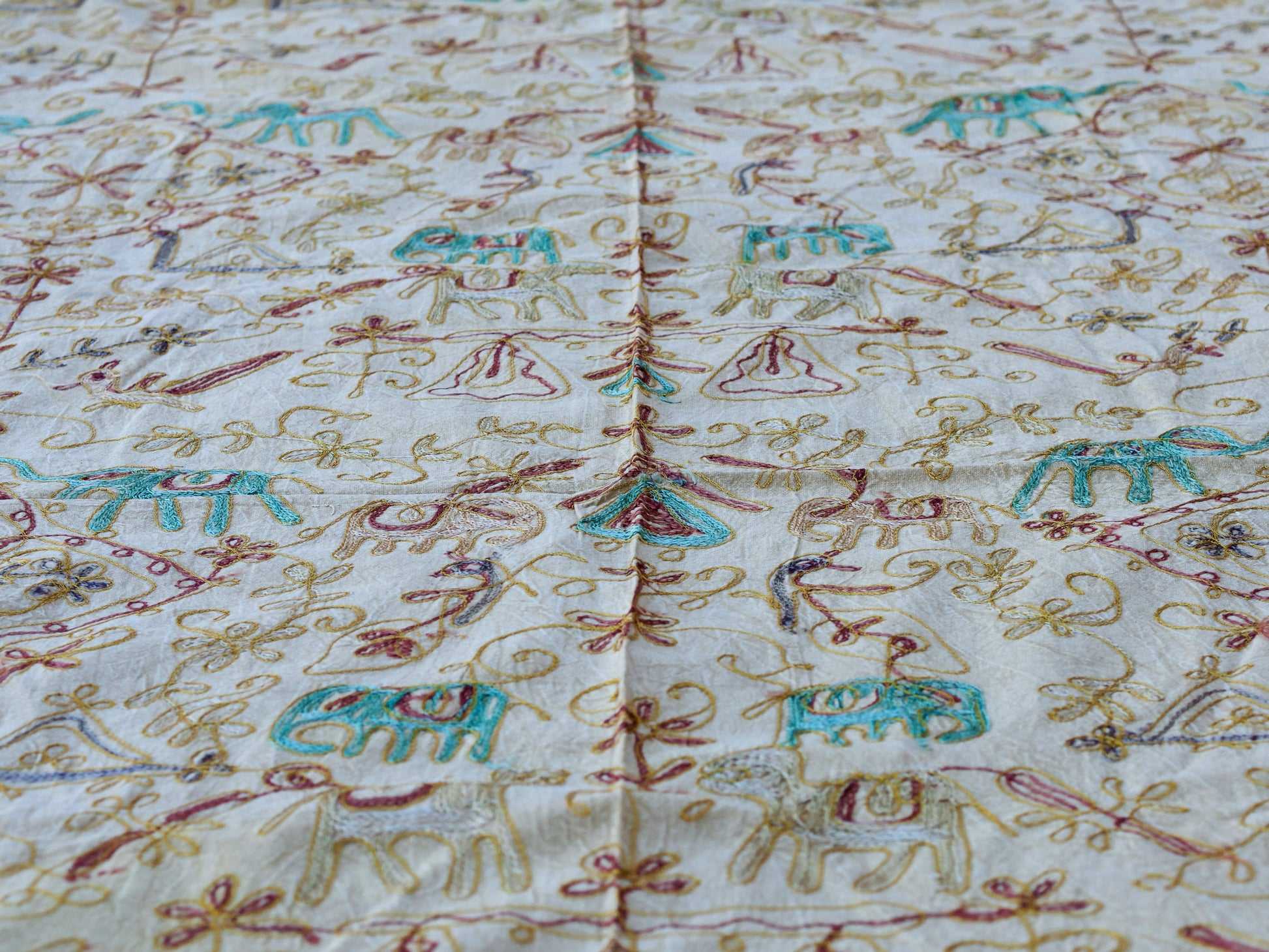 Telo Indiano beige cotone ricamato. Può essere impiegato come copridivano, copriletto, tovaglia o tessuto da appendere a parete. Dimensioni 260x210cm