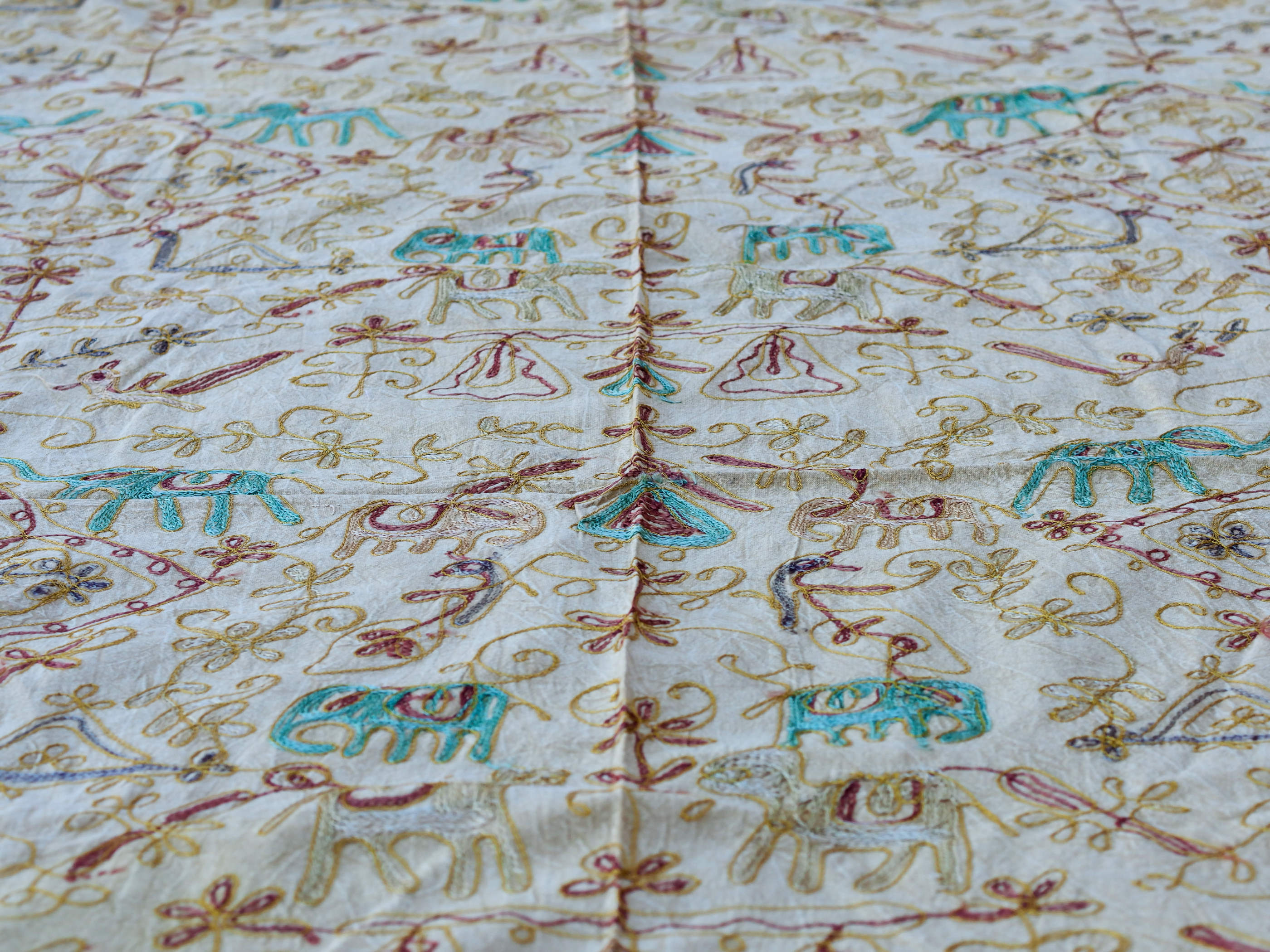 Telo Indiano beige cotone ricamato. Può essere impiegato come copridivano, copriletto, tovaglia o tessuto da appendere a parete. Dimensioni 260x210cm