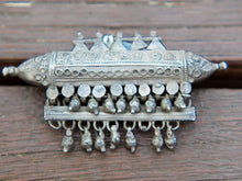 Carica l&#39;immagine nel visualizzatore di Gallery, antico, del XIX secolo, amuleto tubolare rotondo d&#39;argento di alta qualità, usato come contenitore scatola di preghiere tipico dell&#39;india meridionale .