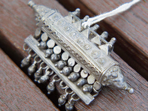 antico, del XIX secolo, amuleto tubolare rotondo d'argento di alta qualità, usato come contenitore scatola di preghiere tipico dell'india meridionale .