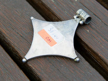 Carica l&#39;immagine nel visualizzatore di Gallery, pendaglio indiano in argento 925 lavorato  a mano .  patina opaca perchè non rodiato , su richiesta può essere lucidato .  peso 20 gr dimensione 6x6,5 cm   per altre foto di oggetti simili contattare al  3338778241 www.etniko.it ig/fb : etniko by crosato