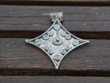 Carica l&#39;immagine nel visualizzatore di Gallery, pendaglio indiano in argento 925 lavorato  a mano .  patina opaca perchè non rodiato , su richiesta può essere lucidato .  peso 20 gr dimensione 6x6,5 cm   per altre foto di oggetti simili contattare al  3338778241 www.etniko.it ig/fb : etniko by crosato