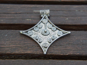 pendaglio indiano in argento 925 lavorato  a mano .  patina opaca perchè non rodiato , su richiesta può essere lucidato .  peso 20 gr dimensione 6x6,5 cm   per altre foto di oggetti simili contattare al  3338778241 www.etniko.it ig/fb : etniko by crosato