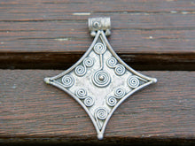 Carica l&#39;immagine nel visualizzatore di Gallery, pendaglio indiano in argento 925 lavorato  a mano .  patina opaca perchè non rodiato , su richiesta può essere lucidato .  peso 20 gr dimensione 6x6,5 cm   per altre foto di oggetti simili contattare al  3338778241 www.etniko.it ig/fb : etniko by crosato