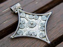 Carica l&#39;immagine nel visualizzatore di Gallery, pendaglio indiano in argento 925 lavorato  a mano .  patina opaca perchè non rodiato , su richiesta può essere lucidato .  peso 20 gr dimensione 6x6,5 cm   per altre foto di oggetti simili contattare al  3338778241 www.etniko.it ig/fb : etniko by crosato