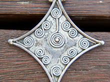 Carica l&#39;immagine nel visualizzatore di Gallery, pendaglio indiano in argento 925 lavorato  a mano .  patina opaca perchè non rodiato , su richiesta può essere lucidato .  peso 20 gr dimensione 6x6,5 cm   per altre foto di oggetti simili contattare al  3338778241 www.etniko.it ig/fb : etniko by crosato