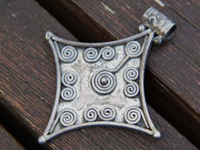 Carica l&#39;immagine nel visualizzatore di Gallery, pendaglio indiano in argento 925 lavorato  a mano .  patina opaca perchè non rodiato , su richiesta può essere lucidato .  peso 20 gr dimensione 6x6,5 cm   per altre foto di oggetti simili contattare al  3338778241 www.etniko.it ig/fb : etniko by crosato