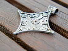 Carica l&#39;immagine nel visualizzatore di Gallery, pendaglio indiano in argento 925 lavorato  a mano .  patina opaca perchè non rodiato , su richiesta può essere lucidato .  peso 20 gr dimensione 6x6,5 cm   per altre foto di oggetti simili contattare al  3338778241 www.etniko.it ig/fb : etniko by crosato