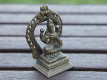 Carica l&#39;immagine nel visualizzatore di Gallery, Statuetta indiana raffigurante laksmi , divinità indiana . peso 160 gr misure 8x5.5x3.5 cm