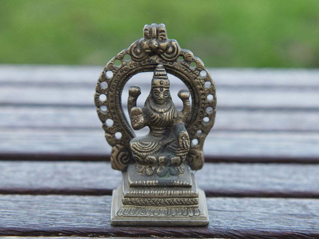 Statuetta indiana raffigurante laksmi , divinità indiana . peso 160 gr misure 8x5.5x3.5 cm