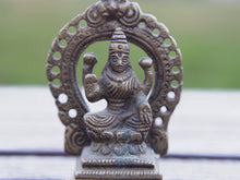 Carica l&#39;immagine nel visualizzatore di Gallery, Statuetta indiana raffigurante laksmi , divinità indiana . peso 160 gr misure 8x5.5x3.5 cm