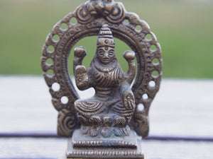 Statuetta indiana raffigurante laksmi , divinità indiana . peso 160 gr misure 8x5.5x3.5 cm