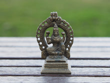Carica l&#39;immagine nel visualizzatore di Gallery, Statuetta indiana raffigurante laksmi , divinità indiana . peso 160 gr misure 8x5.5x3.5 cm