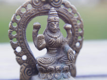 Carica l&#39;immagine nel visualizzatore di Gallery, Statuetta indiana raffigurante laksmi , divinità indiana . peso 160 gr misure 8x5.5x3.5 cm