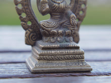 Carica l&#39;immagine nel visualizzatore di Gallery, Statuetta indiana raffigurante laksmi , divinità indiana . peso 160 gr misure 8x5.5x3.5 cm