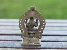 Carica l&#39;immagine nel visualizzatore di Gallery, Statuetta indiana raffigurante laksmi , divinità indiana . peso 160 gr misure 8x5.5x3.5 cm