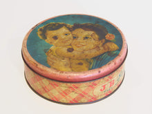 Carica l&#39;immagine nel visualizzatore di Gallery, Scatola In Latta Vintage. Provenienza India. Conservata in ottimo stato.  Dimensioni diametro 16 h 5 cm  per info ed ulteriori foto info@etniko.it 0039 3338778241 facebook / instagram : etnikobycrosato