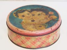 Carica l&#39;immagine nel visualizzatore di Gallery, Scatola In Latta Vintage. Provenienza India. Conservata in ottimo stato.  Dimensioni diametro 16 h 5 cm  per info ed ulteriori foto info@etniko.it 0039 3338778241 facebook / instagram : etnikobycrosato