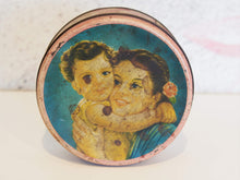 Carica l&#39;immagine nel visualizzatore di Gallery, Scatola In Latta Vintage. Provenienza India. Conservata in ottimo stato.  Dimensioni diametro 16 h 5 cm  per info ed ulteriori foto info@etniko.it 0039 3338778241 facebook / instagram : etnikobycrosato