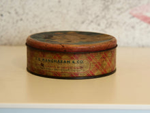Carica l&#39;immagine nel visualizzatore di Gallery, Scatola In Latta Vintage. Provenienza India. Conservata in ottimo stato.  Dimensioni diametro 16 h 5 cm  per info ed ulteriori foto info@etniko.it 0039 3338778241 facebook / instagram : etnikobycrosato