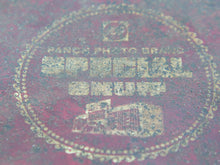 Carica l&#39;immagine nel visualizzatore di Gallery, Scatola In Latta Vintage. Provenienza India. Conservata in ottimo stato.  Dimensioni 17x13 h7cm  per info ed ulteriori foto info@etniko.it 0039 3338778241 facebook / instagram : etnikobycrosato